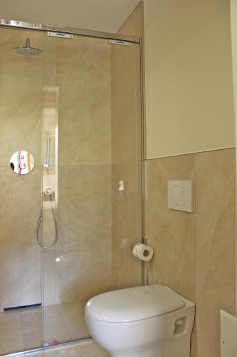 Deluxe Double Room with Balcony image 8