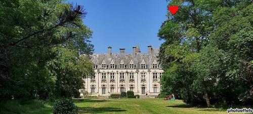 Charmant STUDIO au Calme Tout Confort Dans Château Néo Gothique proche ZENITH COMET ORLEANS Parking Voiture Gratuit WIFI Haut Débit Rue des Montées