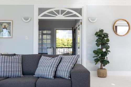 Shared lounge/TV area, Nahoon Beach Villas Self Catering Apartments in Nahoon Mouth