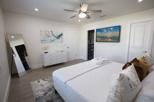 Fantasy Resort OMG PoolWaterfall outdoorKitchn Gym in Lake Worth, USA