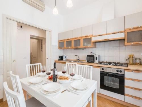 The Best Rent - Spacious three-bedroom apartment near the Colosseum