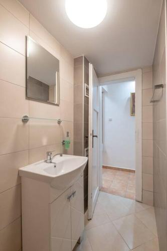 Gorgeous 2 BDRM fully equipped flat, TOP location, Sofia (photo 5)