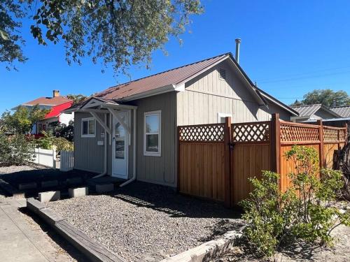 Cheerful pet-friendly bungalow right in town - Montrose