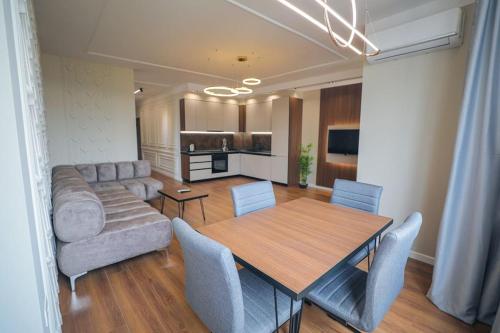 Miku Apartment-Upscale 2BDR Apartment With a Spectacular View, Tirana