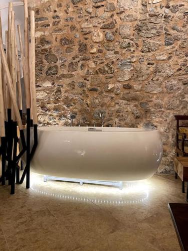 LIVING IN A CAVE UNDER ACROPOLIS, Atene