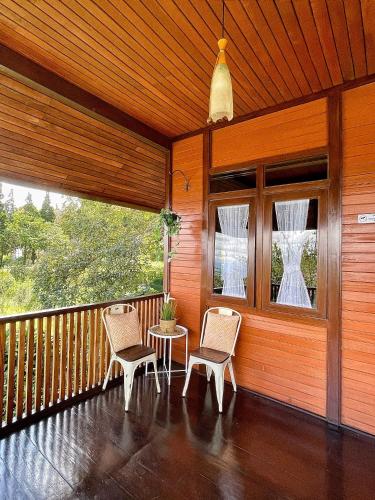 Balcony/terrace, Lazuardy Syariah Park and Villa in Cisarua