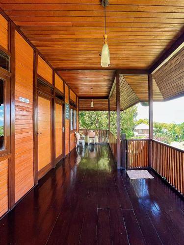 Balcony/terrace, Lazuardy Syariah Park and Villa in Cisarua