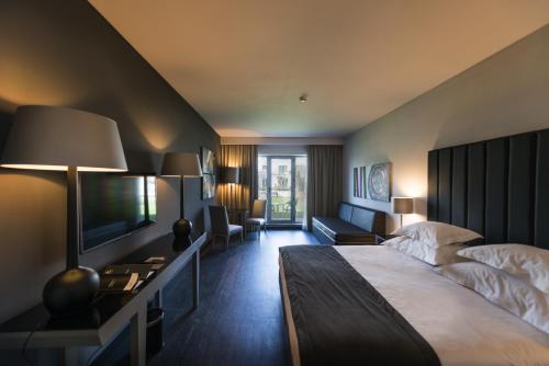1 queen bed, 2 twin beds, 1 sofa bed