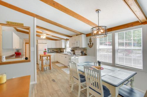 Bright Byrdstown Home w/ Views of Dale Hollow Lake in Albanija (KY)