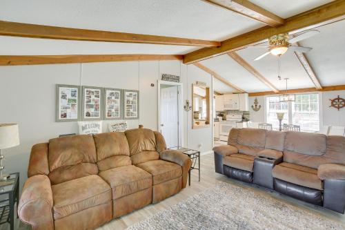 Bright Byrdstown Home w/ Views of Dale Hollow Lake in Albanija (KY)