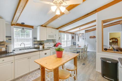 Bright Byrdstown Home w/ Views of Dale Hollow Lake in Albanija (KY)