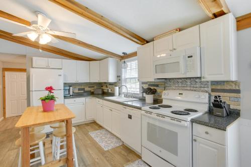 Bright Byrdstown Home w/ Views of Dale Hollow Lake in Albanija (KY)