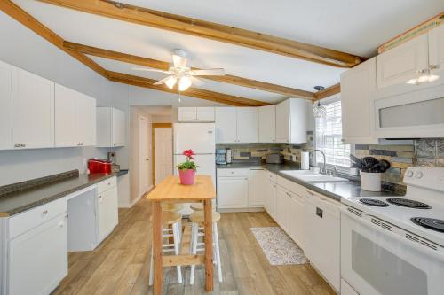 Bright Byrdstown Home w/ Views of Dale Hollow Lake in Albanija (KY)