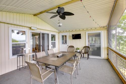 Bright Byrdstown Home w/ Views of Dale Hollow Lake in Albanija (KY)