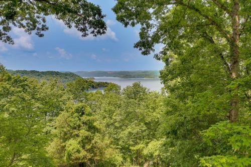 Bright Byrdstown Home with Views of Dale Hollow Lake