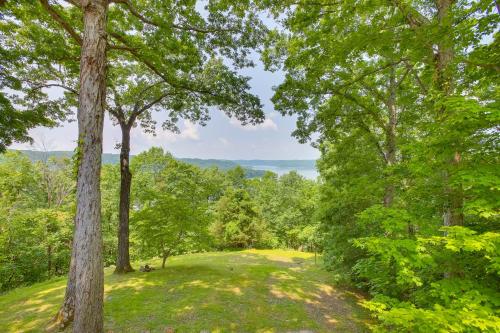 Bright Byrdstown Home with Views of Dale Hollow Lake