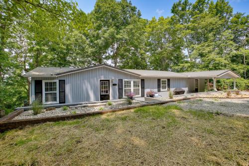Bright Byrdstown Home w/ Views of Dale Hollow Lake in Albanija (KY)