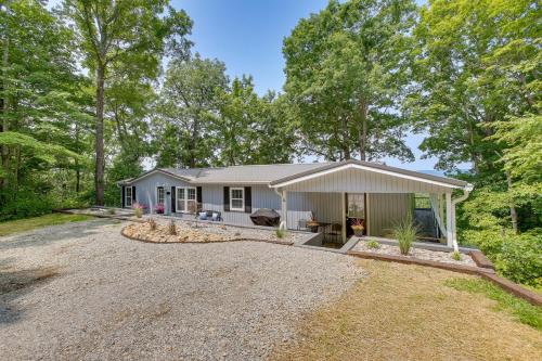 Bright Byrdstown Home with Views of Dale Hollow Lake