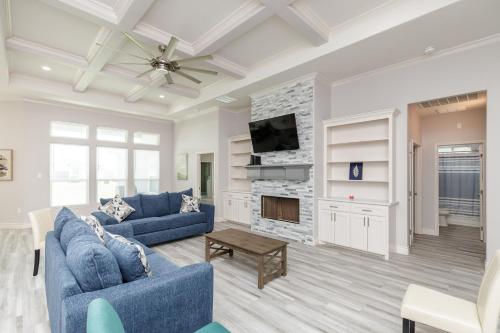 Luxurious 4-Bedroom Retreat Near the Beach: King Suite, High-Speed WiFi, Free Parking in Corpus Christi, USA