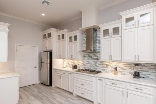 Luxurious 4-Bedroom Retreat Near the Beach: King Suite, High-Speed WiFi, Free Parking in Corpus Christi, USA