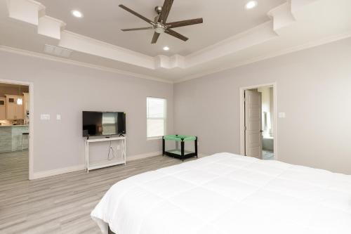 Luxurious 4-Bedroom Retreat Near the Beach: King Suite, High-Speed WiFi, Free Parking in Corpus Christi, USA