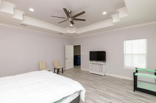 Luxurious 4-Bedroom Retreat Near the Beach: King Suite, High-Speed WiFi, Free Parking in Corpus Christi, USA