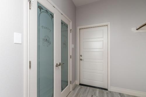 Luxurious 4-Bedroom Retreat Near the Beach: King Suite, High-Speed WiFi, Free Parking in Corpus Christi, USA