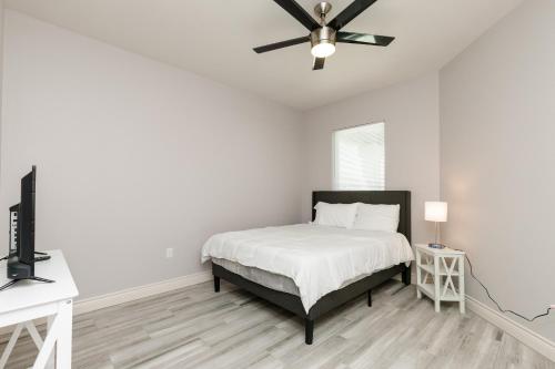 Luxurious 4-Bedroom Retreat Near the Beach: King Suite, High-Speed WiFi, Free Parking in Corpus Christi, USA