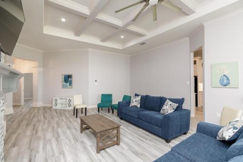 Luxurious 4-Bedroom Retreat Near the Beach: King Suite, High-Speed WiFi, Free Parking in Corpus Christi, USA