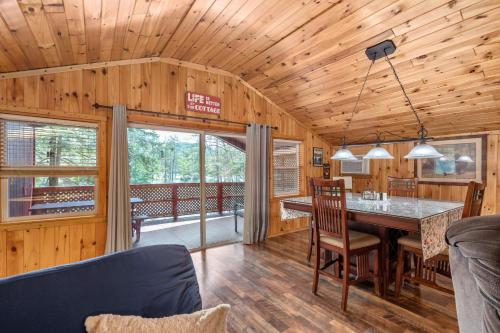 Hide-A-Way - Two Bedroom Cottage Lakeside in Лейк Лузерн