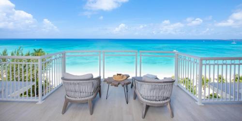 B&B Upper Land - The Beachcomber - Oceanfront Penthouses by Grand Cayman Villas & Condos - Bed and Breakfast Upper Land