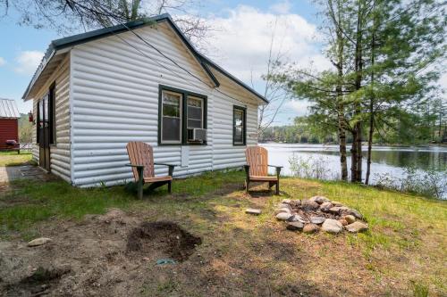 Hide-A-Way Waterfront Cottages - image 8