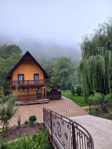 Садиба Срібний Вовк (Садиба Срібнии Вовк) in Sasivka