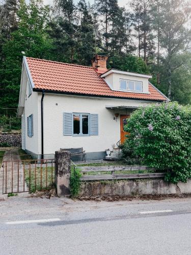 Charming house with wood stove near lake - Virserum