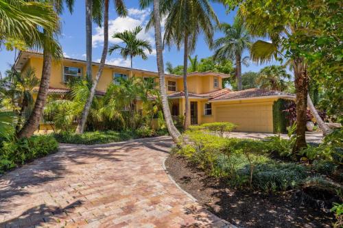 Luxury Waterfront Villa with Pool in Fort Lauderdale, USA
