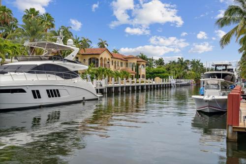 Luxury Waterfront Villa with Pool in Fort Lauderdale, USA