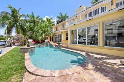 Luxury Waterfront Villa with Pool in Fort Lauderdale, USA