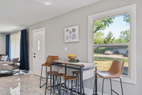 Charming Contemporary Family Home home in Glenview, USA