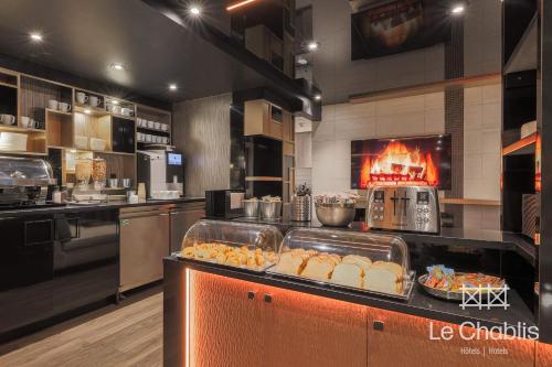 Hotel Le Chablis Cadillac near The Montreal Tower / La Tour de Montreal