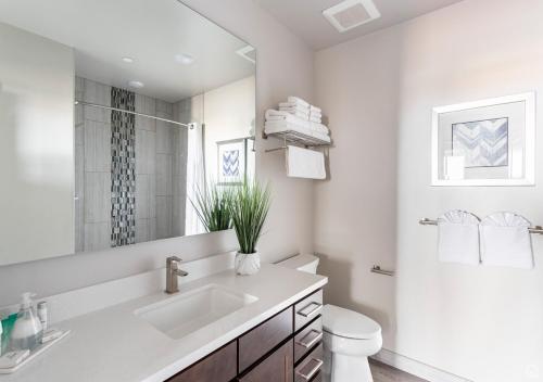 Luxury Condo and Heated Pool in Spanish Valley, USA
