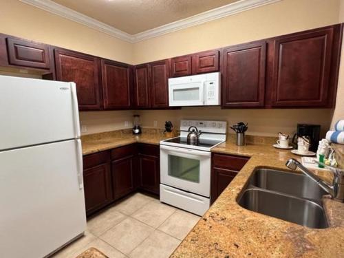 Relaxing 3 Bed Condo in Tuscana Resort condo detail
