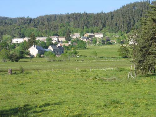 Lozère St Alban Aubrac Margeride gîte 4 étoiles 8 personnes au calme près nature