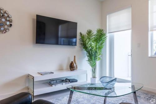Iris at Aviara Green Modern Apartment and Pool in Greenacres City, USA