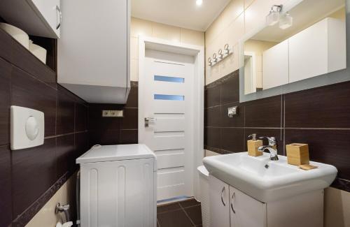 Wola Okopowa Luxury Apartment by BookingHost, Варшава (фото 9)