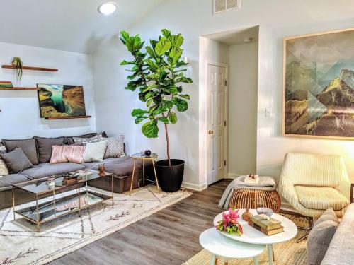 RARE Downtown Matthews walk 2 shops restauraunts hike CLT 2 Bedroom not 3br in Charlotte, USA