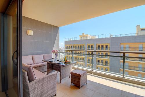 Rooftop pool, 200m from sea, city center in Olhao