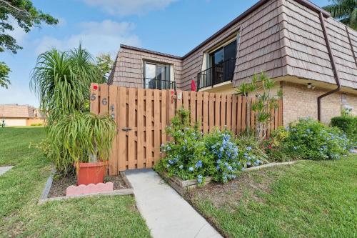 Charming Oasis, Hidden Gem in Palm Springs townhouse