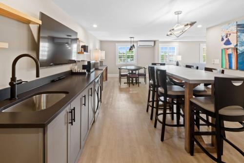 天鵝河酒店 (Inn at Swan River) in 西丹尼斯 (MA)