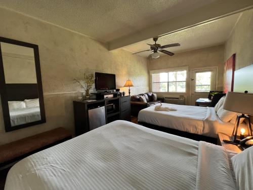 Mountain Harbor Queen Guest Room on Lake Ouachita