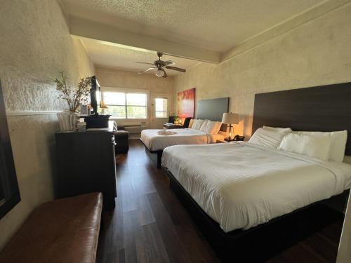 GR4 - Mountain Harbor Queen Guest Room on Lake Ouachita, Mount Ida